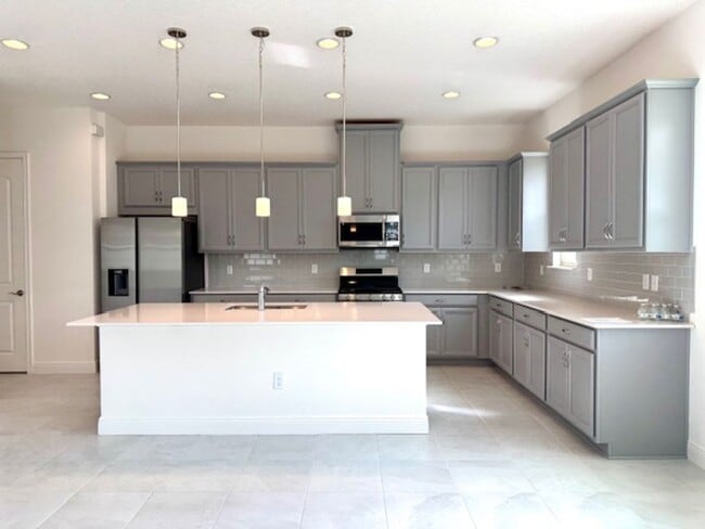 Building Photo - Home For Rent In Saint Cloud with 5 Bedroom/3 Baths