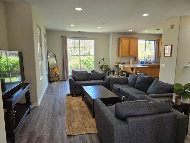 Foto del edificio - 4 BR 2.5 BA detached modern single-family home.