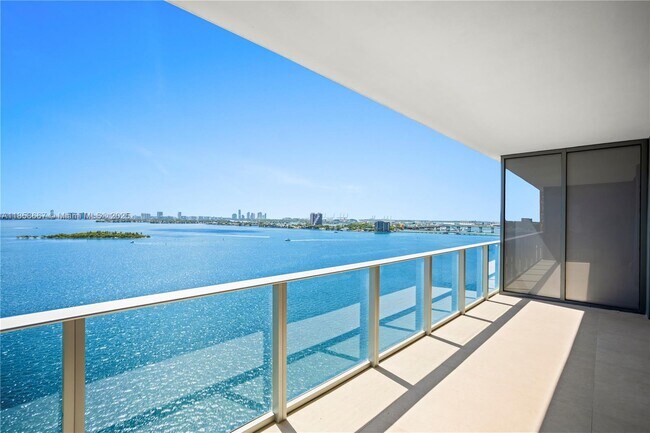 Foto del edificio - 700 NE 24th St