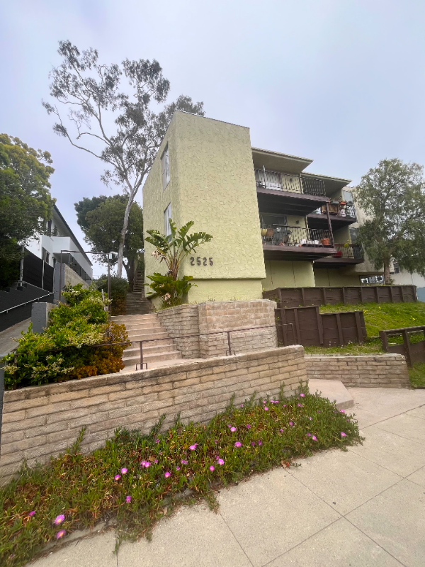 Foto principal - 2525 Beverley Ave