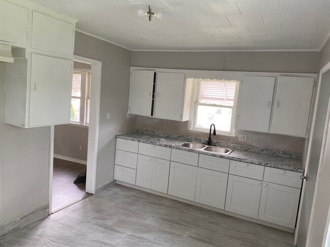 Building Photo - Beautiful Home Close to Sand Springs!