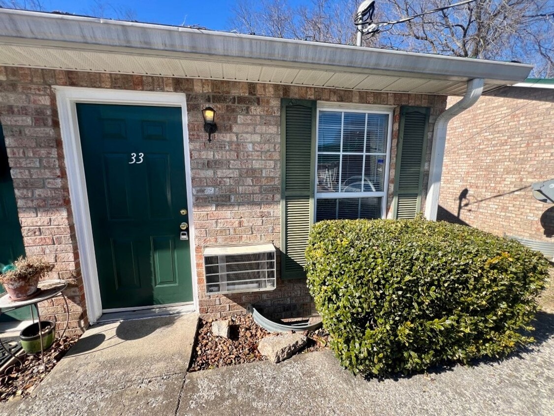 Primary Photo - *END UNIT* 1 Bed/1 Bath Apt., Water Included