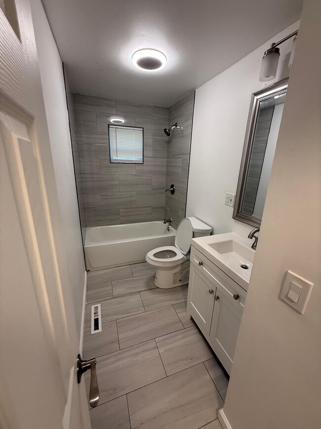Building Photo - 904 Ridge Dr