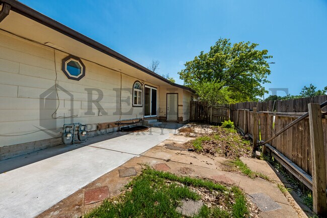 Building Photo - 2200 South White Oak Drive (Valov)