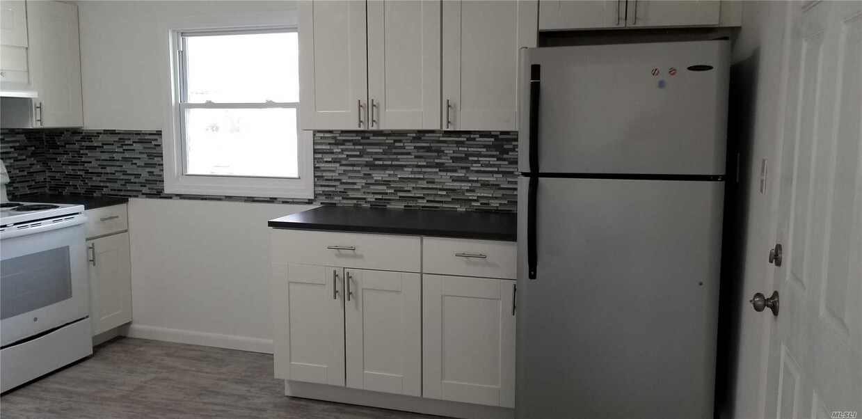 Building Photo - 10 Table Ln