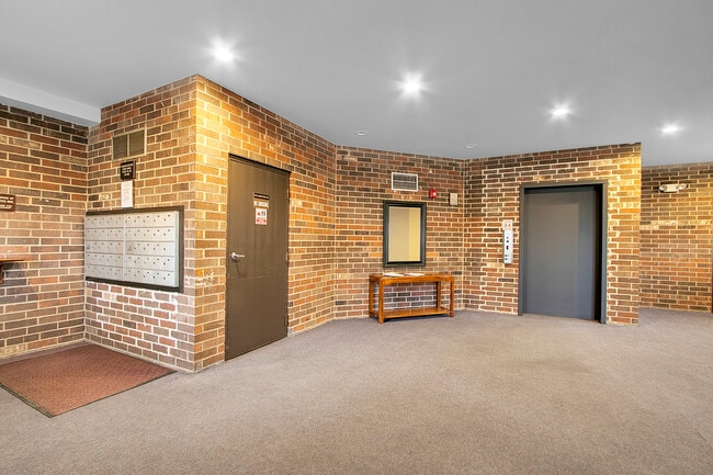 Building Photo - 1002 Castilian Ct