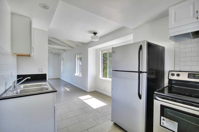 Building Photo - 6696 Del Playa Dr