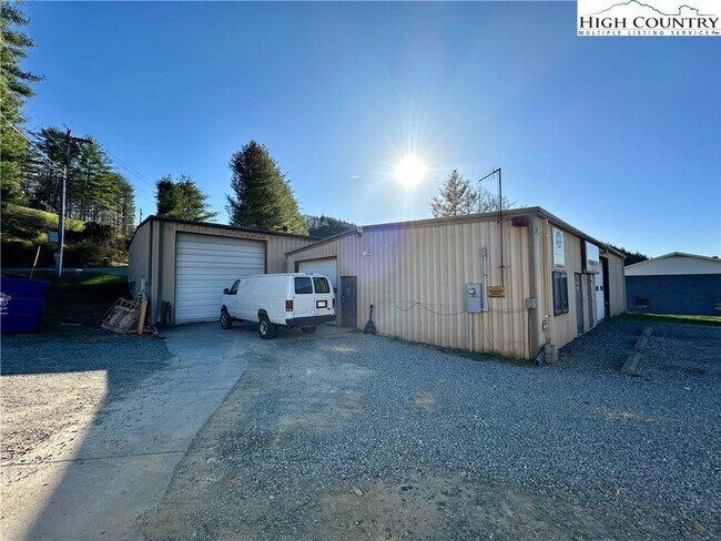 Foto del edificio - 4965 U.S. Hwy 421 N