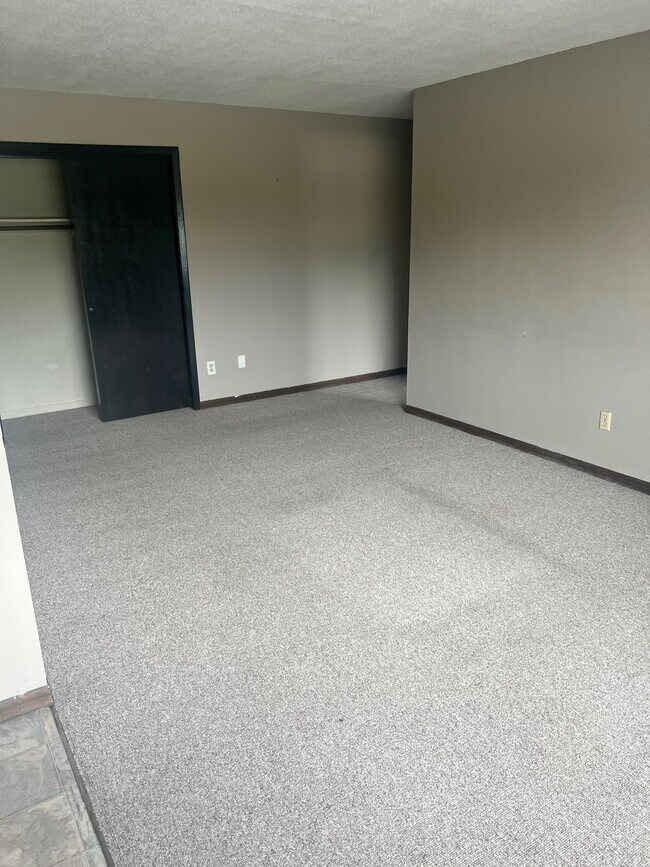 2951 9th St Unit 5, Marion, IA 52302 Room for Rent in Marion, IA