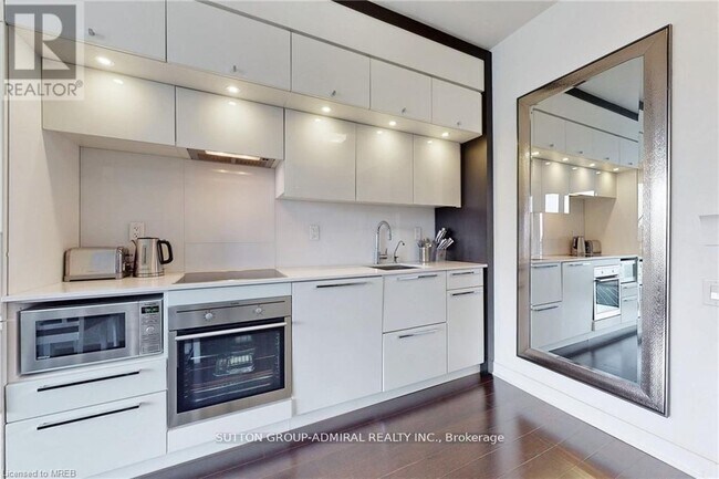 Building Photo - 15 Grenville St