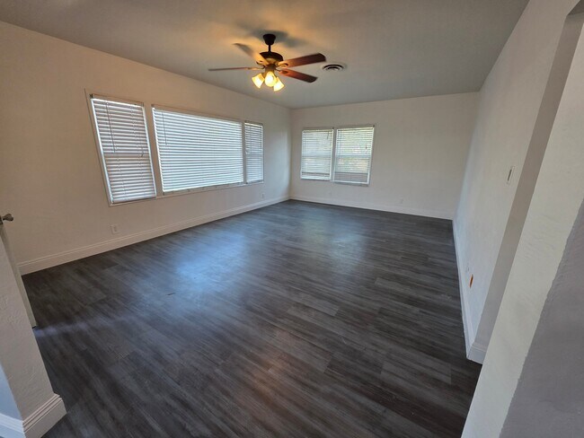 Foto del edificio - 6305 Almond Dr