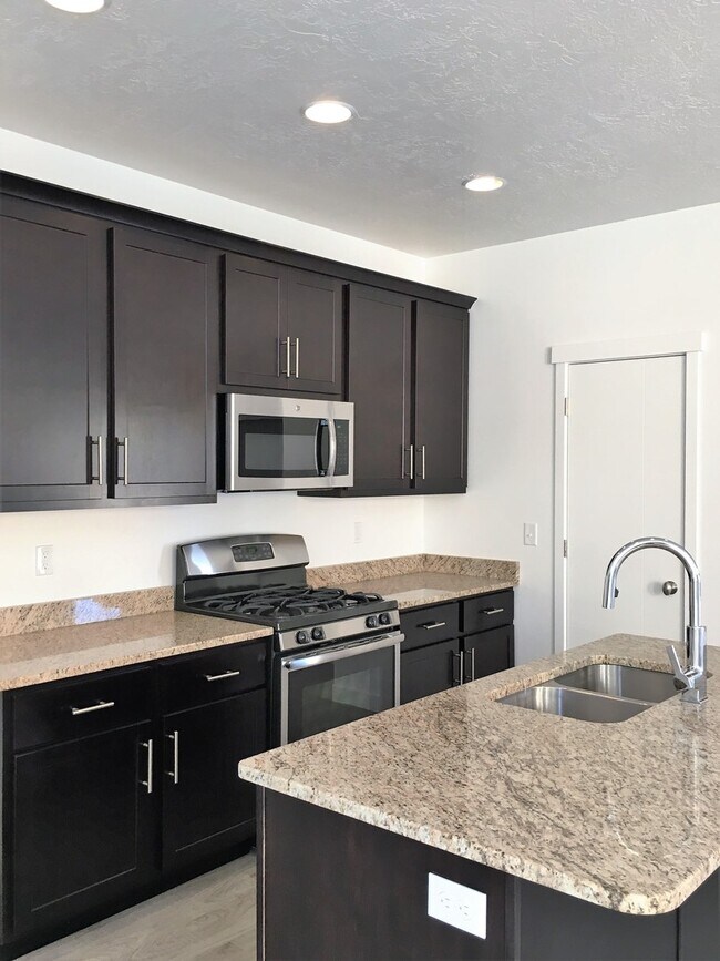 Building Photo - Beautiful 3 Bedroom Home in Herriman with Fenced Yard!!