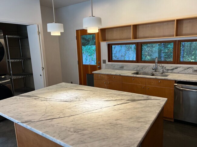 Building Photo - Private, Bainbridge Island Beauty