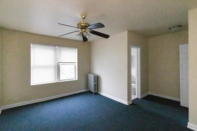 Foto del edificio - 7827 S South Shore Dr