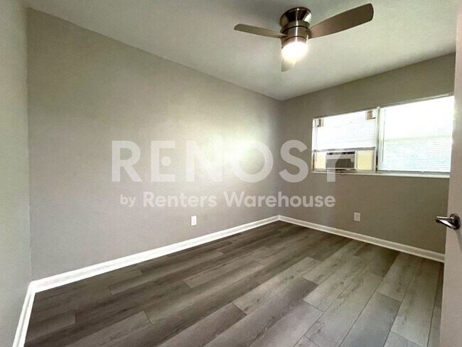 Building Photo - Freshly Renovated 2 Bed/1 Bath Apartment in Clearwater