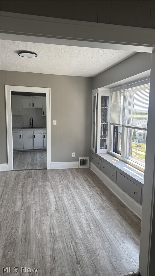 Foto del edificio - 8502 Grand Division Ave