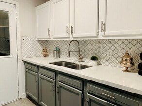 Building Photo - 411 Ulrich St