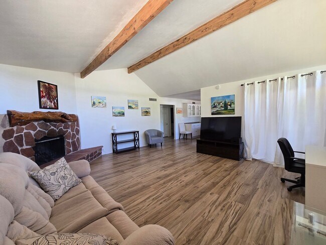 Foto del edificio - Furnished, 1-year long-term rental
