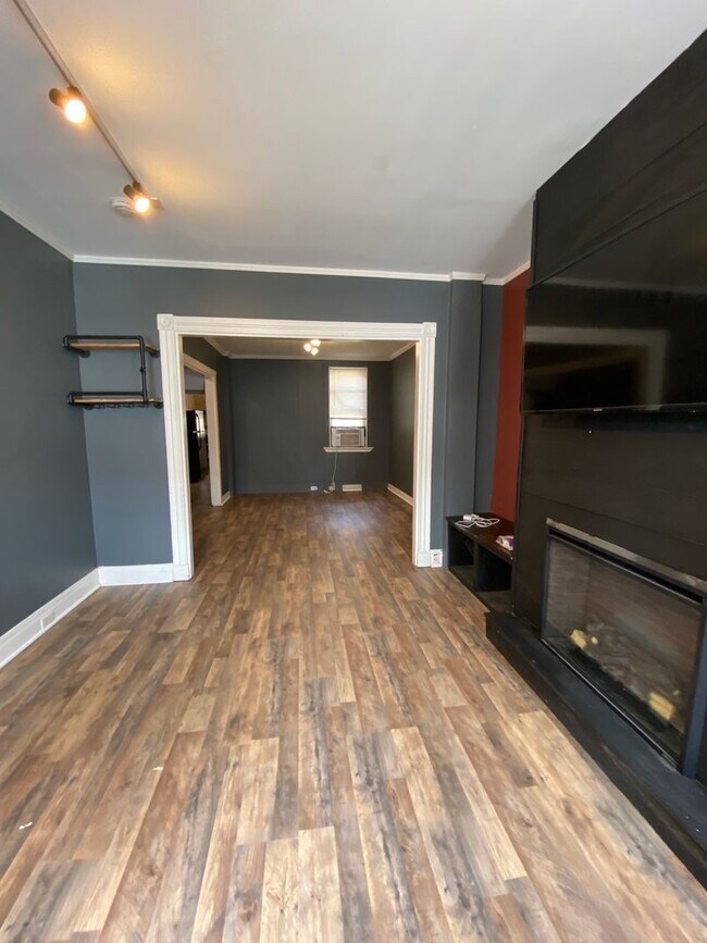 Foto del edificio - Spacious 2 BR/ 1BA with Bonus room