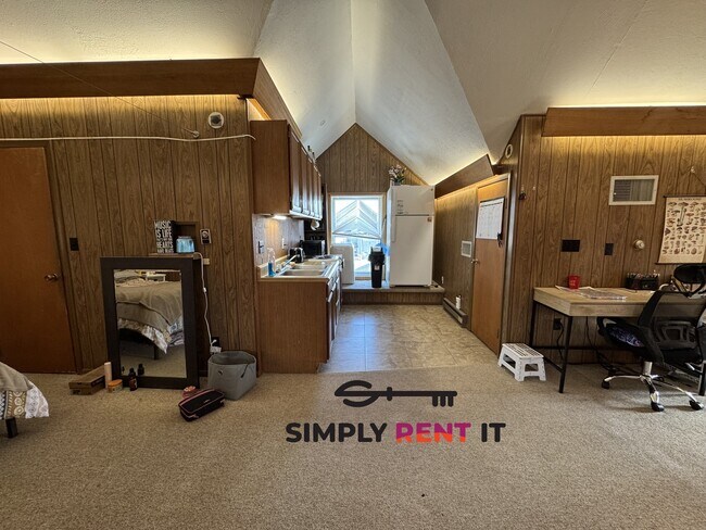 Foto del edificio - Upper Level Studio Near Campus, Free Parki...