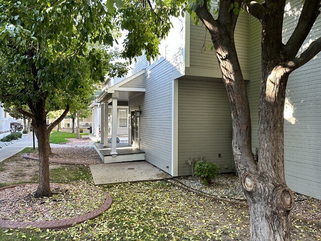 Foto del edificio - AVAILABLE JULY! Sleek modern townhome in the heart of Observatory Park