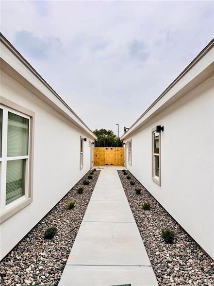 Building Photo - 740 N Alamo Rd