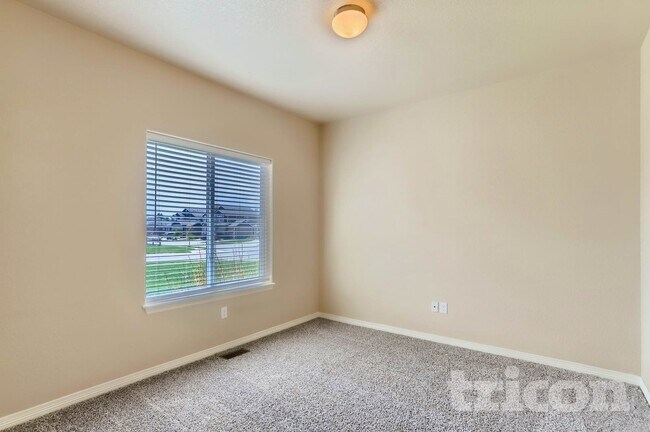 Building Photo - 688 Arches Ct