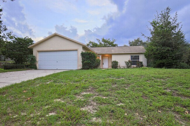 Foto del edificio - Spacious 3/2 Home with a 2 Car Garage Located in Lake Crescent Pines - Clermont