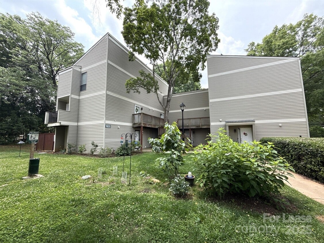 Primary Photo - 1605 Merry Oaks Rd