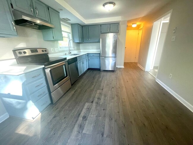 Building Photo - Updated 2 Bedroom  Townhouse