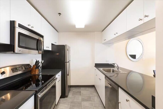 Building Photo - 330 River St