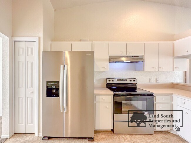 Building Photo - Charming 3-Bedroom Home in Prime SE Lakela...