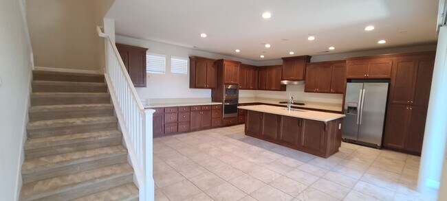 Building Photo - Beautiful 5 bedroom home in the Cannery Ne...