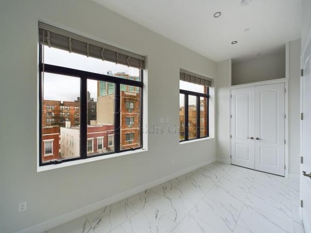 Foto del edificio - 2 bedroom in ASTORIA NY 11102