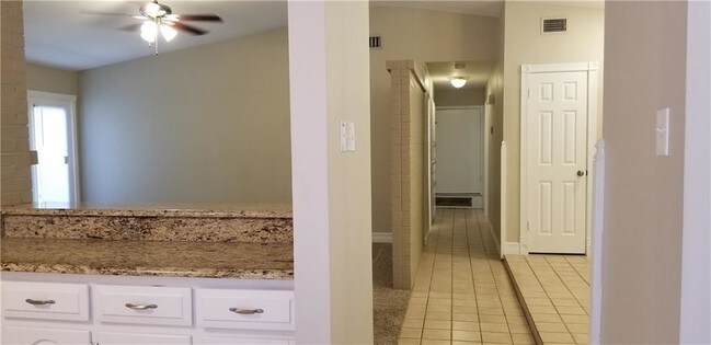 Building Photo - 2413 Village Green Dr
