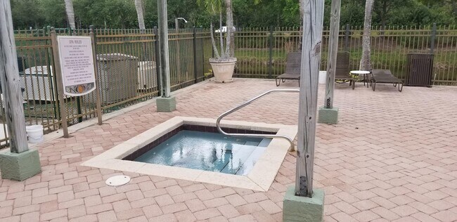 Foto del edificio - 350 Crestwood Cir