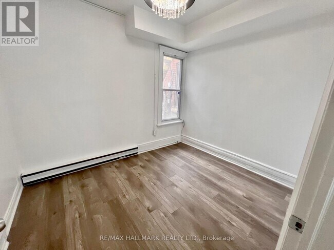 Photo du bâtiment - 454 Bloor St W