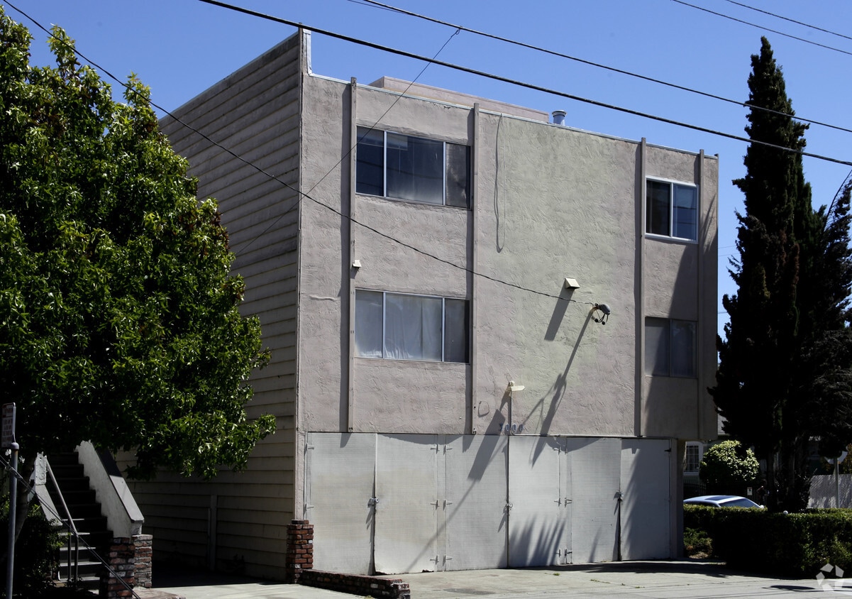 Building Photo - 3000 Fruitvale Ave