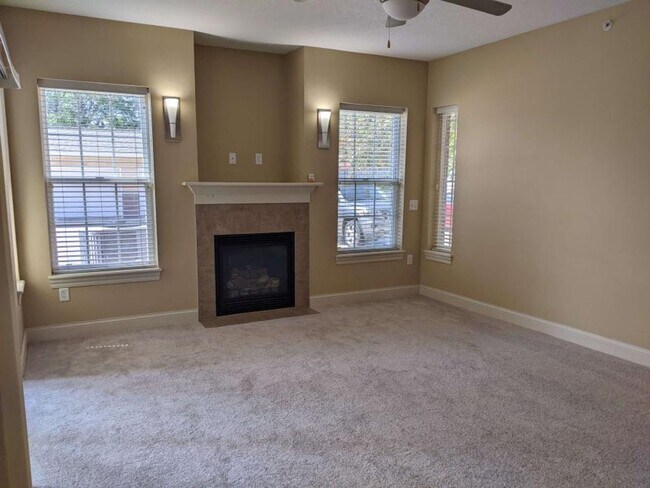 Foto del edificio - 3 Bedroom, 2 Bath Condo with Garage in Uni...