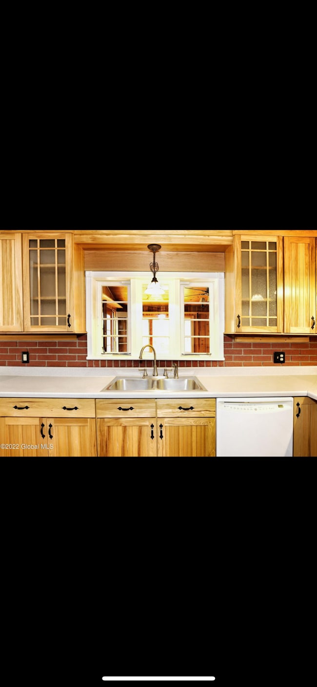 Building Photo - 365 Closson Rd