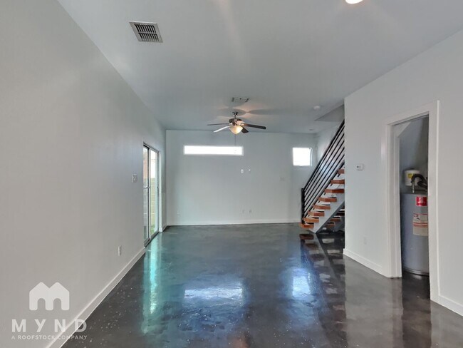 Foto del edificio - 118 E Myrtle St