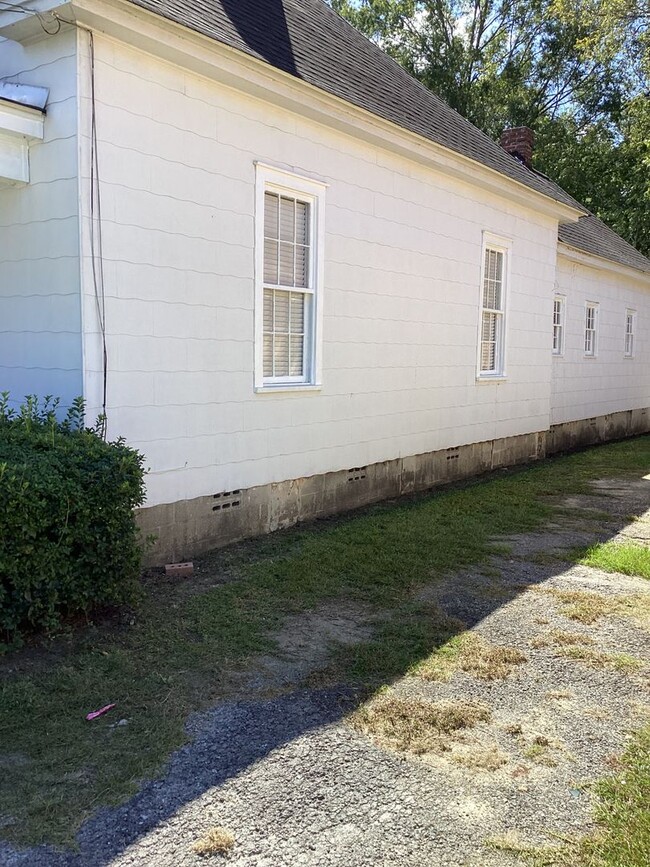 Building Photo - Three bedroom one and a half bath
