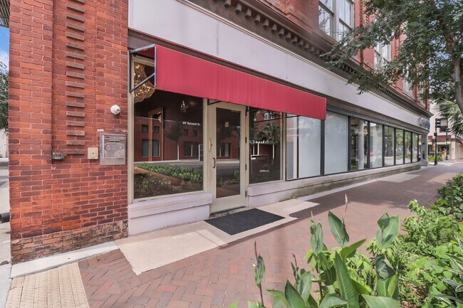 Foto del edificio - Stunning Corner Loft in the Heart of Historic Downtown Savannah