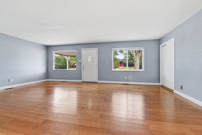 Foto del edificio - $3,045.95, 3 bed, 2 bath house in Denver with Fenced in Yard and In Unit Laundry!