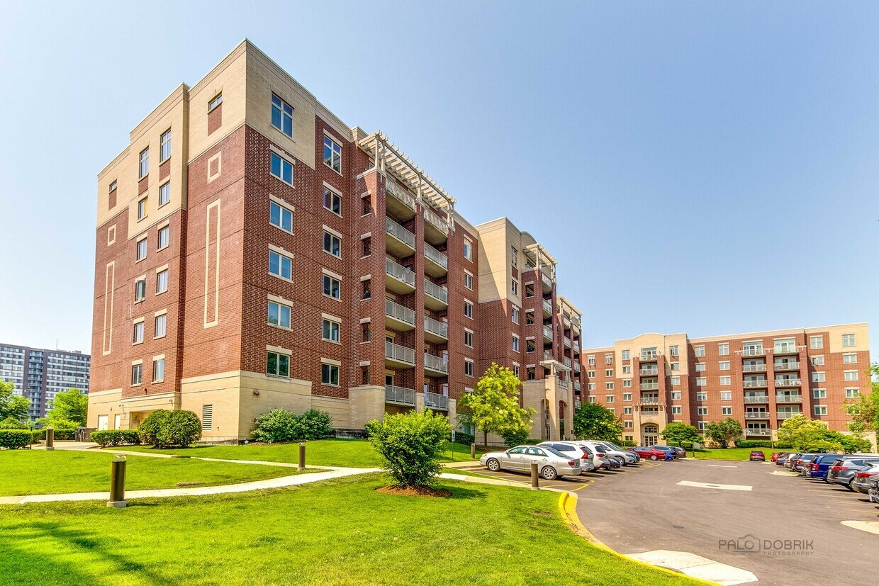 Foto principal - 8727 W Bryn Mawr Ave