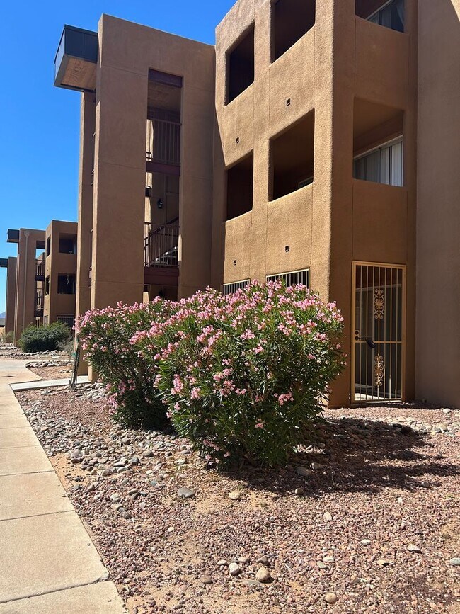 Building Photo - 1810 E Blacklidge Dr