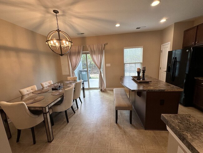 Building Photo - Like New Spacious End-Unit East-End Townho...