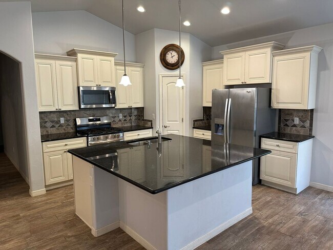 Foto del edificio - 4 Bed 3 Bath Home