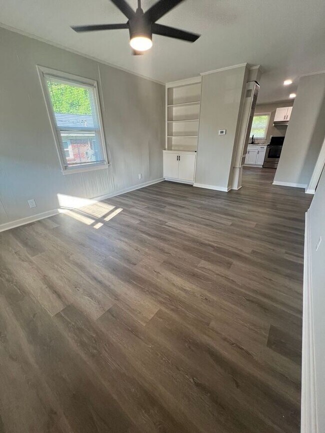 Building Photo - BEAUTIFULLY RENOVATED 2BRM 1BTH HOME MINUT...