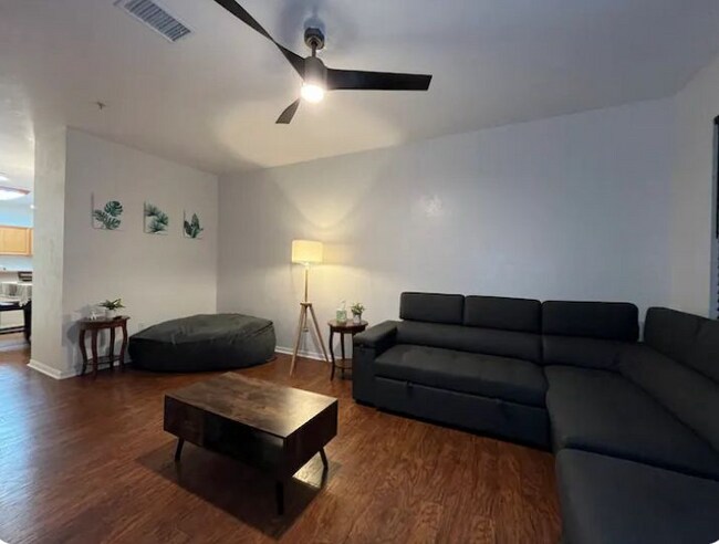 Foto del edificio - 6519 W Newberry Rd
